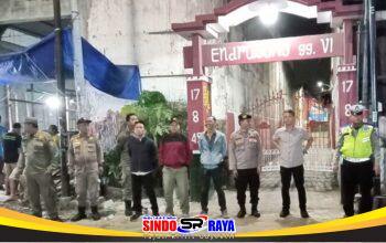 Patroli Harkamtibmas Polsek Semampir dan Satpol PP bersama warga saat penyisiran kawasan Jalan Endrosono Surabaya untuk menjaga keamanan lingkungan.