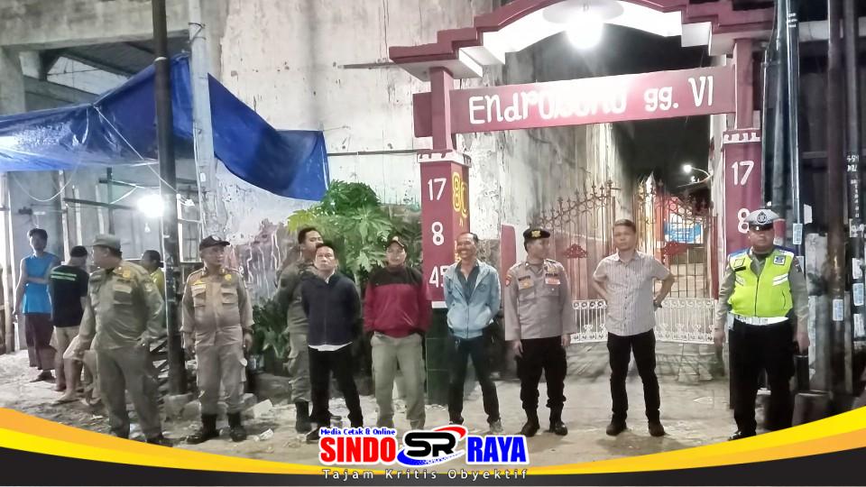 Patroli Harkamtibmas Polsek Semampir dan Satpol PP bersama warga saat penyisiran kawasan Jalan Endrosono Surabaya untuk menjaga keamanan lingkungan.