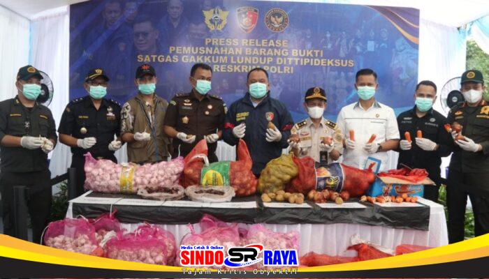 Bareskrim Polri Musnahkan Ribuan Kilogram Bawang Impor Ilegal dari Jalur Tikus Perbatasan Malaysia