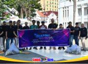 Staf Horison Arcadia Heritage Rajawali Surabaya bersama warga berfoto usai aksi sosial Kota Lama Surabaya berupa berbagi makanan dan bersih-bersih kawasan wisata bersejarah.