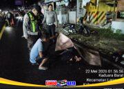 Petugas kepolisian melakukan olah TKP kecelakaan tabrak lari maut di Jalan Pamekasan–Sumenep, Desa Kaduara Barat, Kecamatan Larangan, Kabupaten Pamekasan.