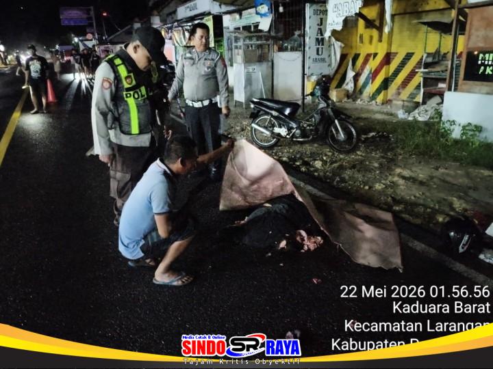 Petugas kepolisian melakukan olah TKP kecelakaan tabrak lari maut di Jalan Pamekasan–Sumenep, Desa Kaduara Barat, Kecamatan Larangan, Kabupaten Pamekasan.