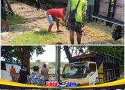 Petugas kepolisian dan sejumlah pekerja berada di lokasi dugaan pengambilan kabel Telkom tanpa izin di kawasan Rungkut Industri, Surabaya.