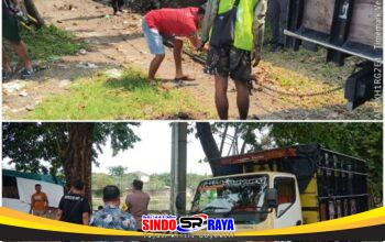 Petugas kepolisian dan sejumlah pekerja berada di lokasi dugaan pengambilan kabel Telkom tanpa izin di kawasan Rungkut Industri, Surabaya.