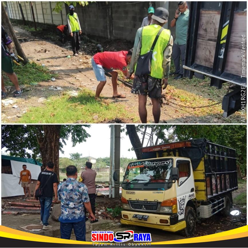 Petugas kepolisian dan sejumlah pekerja berada di lokasi dugaan pengambilan kabel Telkom tanpa izin di kawasan Rungkut Industri, Surabaya.