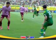 Bruno Moreira menguasai bola saat Persebaya Surabaya menghadapi Persik Kediri pada laga Super League 2025/2026 di Stadion Gelora Bung Tomo.