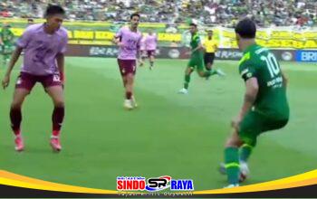 Bruno Moreira menguasai bola saat Persebaya Surabaya menghadapi Persik Kediri pada laga Super League 2025/2026 di Stadion Gelora Bung Tomo.