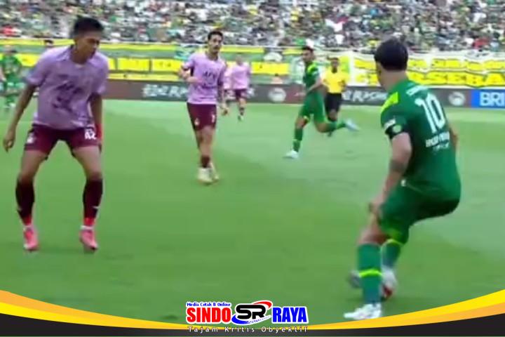 Bruno Moreira menguasai bola saat Persebaya Surabaya menghadapi Persik Kediri pada laga Super League 2025/2026 di Stadion Gelora Bung Tomo.