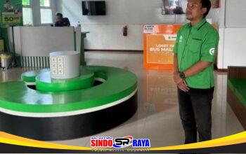 Suasana Gojek Lounge Bungurasih saat mempersiapkan layanan transportasi online menjelang lonjakan penumpang Idul Adha.