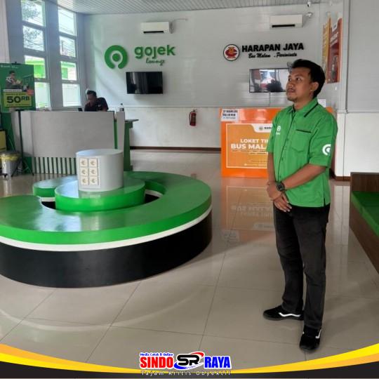 Suasana Gojek Lounge Bungurasih saat mempersiapkan layanan transportasi online menjelang lonjakan penumpang Idul Adha.
