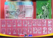 Barang bukti 35 paket sabu, uang tunai hasil penjualan, dan buku catatan transaksi yang disita Satresnarkoba Polres Pelabuhan Tanjung Perak dari dua pengedar sabu di Benteng Dalam Surabaya.