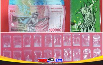 Barang bukti 35 paket sabu, uang tunai hasil penjualan, dan buku catatan transaksi yang disita Satresnarkoba Polres Pelabuhan Tanjung Perak dari dua pengedar sabu di Benteng Dalam Surabaya.