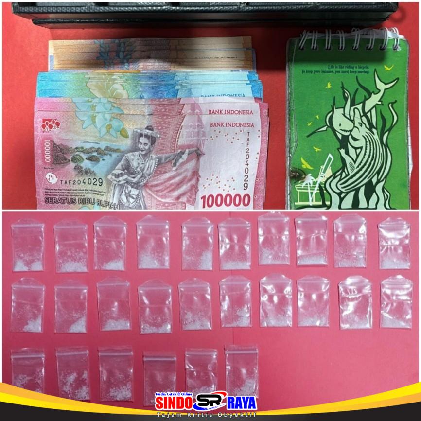 Barang bukti 35 paket sabu, uang tunai hasil penjualan, dan buku catatan transaksi yang disita Satresnarkoba Polres Pelabuhan Tanjung Perak dari dua pengedar sabu di Benteng Dalam Surabaya.