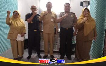 Polres Pasuruan bersama Bea Cukai dan Pemerintah Kabupaten Pasuruan usai talkshow edukasi peredaran rokok ilegal di LPPL Radio Suara Pasuruan.