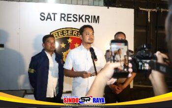 Kasatreskrim Polres Pelabuhan Tanjung Perak memberikan keterangan terkait pengungkapan kasus curanmor yang melibatkan residivis narkoba di Surabaya.
