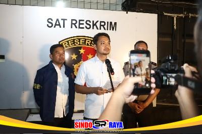 Kasatreskrim Polres Pelabuhan Tanjung Perak memberikan keterangan terkait pengungkapan kasus curanmor yang melibatkan residivis narkoba di Surabaya.