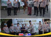Jajaran Polres Pelabuhan Tanjung Perak menyerahkan hewan kurban kepada warga dalam kegiatan Iduladha 1447 H di Mapolres Pelabuhan Tanjung Perak.