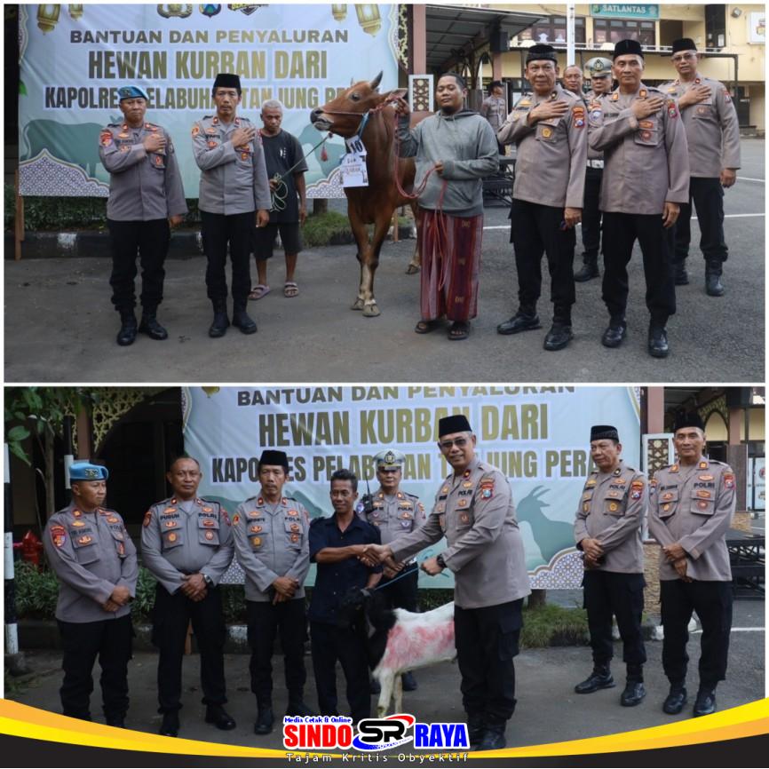Jajaran Polres Pelabuhan Tanjung Perak menyerahkan hewan kurban kepada warga dalam kegiatan Iduladha 1447 H di Mapolres Pelabuhan Tanjung Perak.