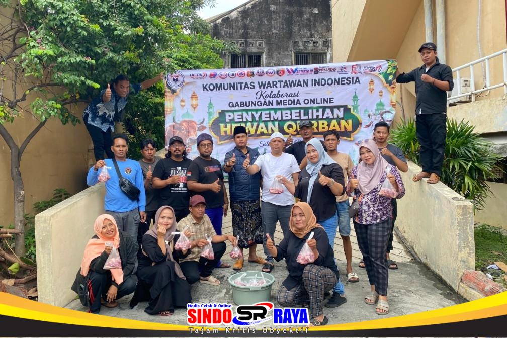 Ketua Umum KWI Umar Hayat bersama anggota Gabungan Media Online usai penyembelihan hewan kurban Iduladha 1447 H di Surabaya.