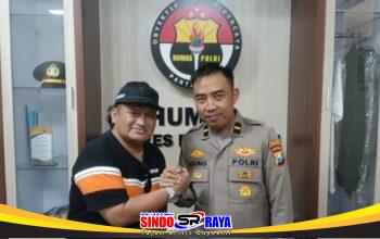 Abah Samsul Arifin dan IPDA Agung Intama memperkuat sinergi KWI dan Polres Bangkalan melalui silaturahmi.