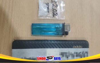 Barang bukti sabu 2,02 gram, korek api, dan ponsel Oppo yang disita Satresnarkoba Polres Pamekasan dari pria asal Sampang.