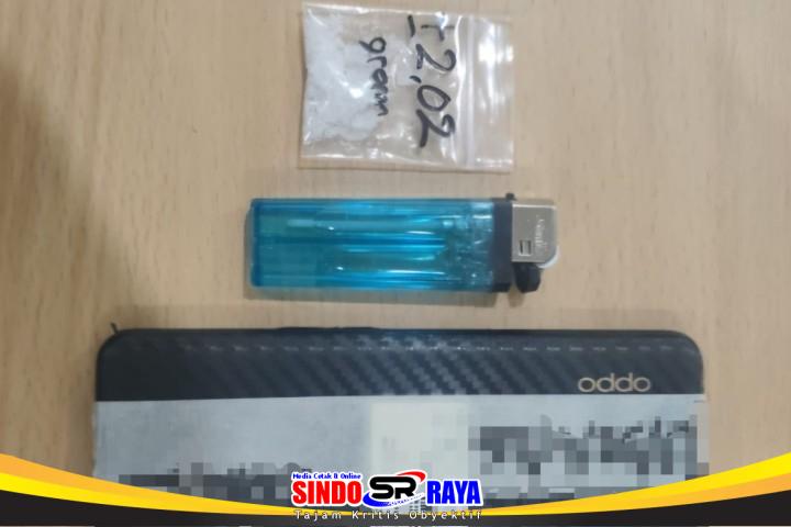 Barang bukti sabu 2,02 gram, korek api, dan ponsel Oppo yang disita Satresnarkoba Polres Pamekasan dari pria asal Sampang.