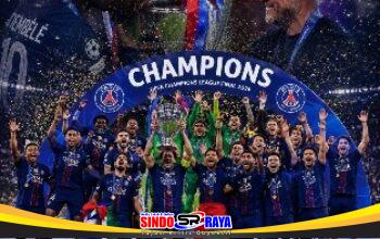 PSG juara Liga Champions 2026 setelah mengalahkan Arsenal lewat adu penalti dan merayakan trofi bersama Luis Enrique di podium juara.
