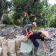 Babinsa Merubung Koramil 03/Tebas Ajak Warga Gotong Royong Timbun Jalan Gang Wilayah Binaan