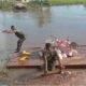Pengecoran Tepi Dekat Tuntas, Personel Kodim 1009/Tanah Laut Kebut Droping Material ke Tepi Jauh