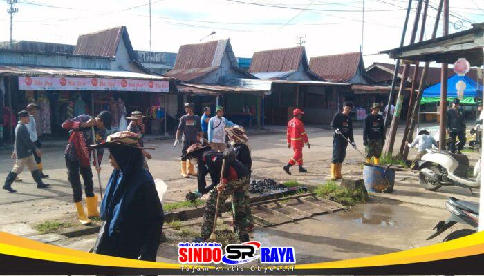 Gerakan Indonesia Asri, Anggota Koramil 06/Selakau Gotong Royong Bersama Warga Bersihkan Pasar