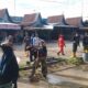 Gerakan Indonesia Asri, Anggota Koramil 06/Selakau Gotong Royong Bersama Warga Bersihkan Pasar
