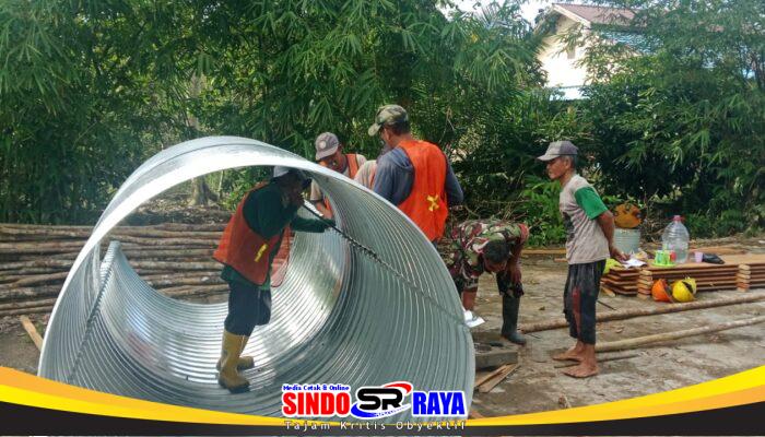 Babinsa Tekarang Dampingi Dan Bantu Warga Bangun Jembatan Aramco di Wilayah Binaan
