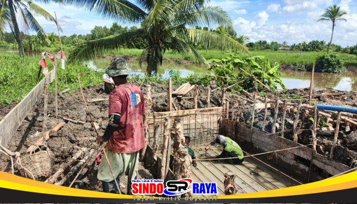 Pemancangan Kayu Galam Rampung, Personel Kodim 1009/Tanah Laut Mulai Rakit Besi Angkur Box Tepi Jauh Jembatan Garuda