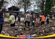 Normalisasi Sungai Barabai, TNI-Polri dan Warga Bersihkan Sampah Banjir