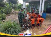 Koramil 1002-07/Batu Benawa Turun Tangan Bersihkan Sampah Akibat Banjir