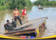 Personel Kodim 1009/Tanah Laut perbaiki Ponton, yang merupakan sarana alternatif untuk distribusi material