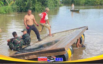 Personel Kodim 1009/Tanah Laut perbaiki Ponton, yang merupakan sarana alternatif untuk distribusi material
