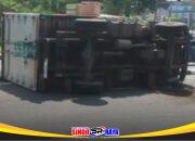 Truk Boks Terguling di Bundaran Taman Pelangi Surabaya, Sopir Cedera