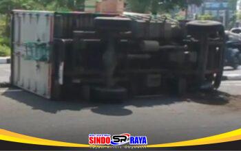 Truk boks terguling di Bundaran Taman Pelangi Surabaya setelah kehilangan keseimbangan saat putar balik