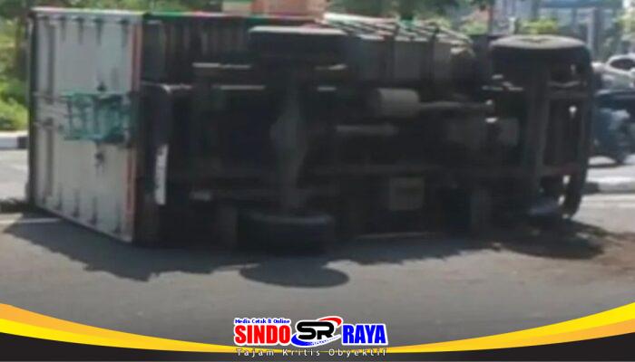 Truk Boks Terguling di Bundaran Taman Pelangi Surabaya, Sopir Cedera