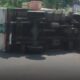 Truk boks terguling di Bundaran Taman Pelangi Surabaya setelah kehilangan keseimbangan saat putar balik