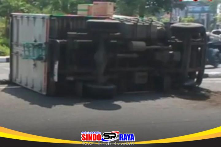Truk boks terguling di Bundaran Taman Pelangi Surabaya setelah kehilangan keseimbangan saat putar balik
