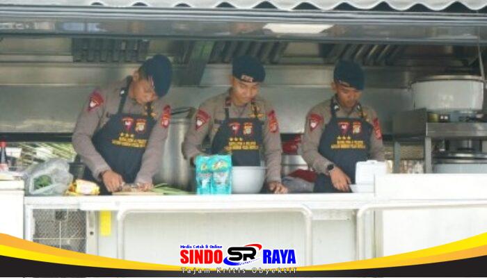 Brimob Metro Jaya Kerahkan Dua Kendaraan Dapur Lapangan untuk Korban Kebakaran Pasar Jiung