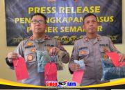 Kapolsek Semampir Kompol Herry Iswanto dan Kasi Humas Polres Pelabuhan Tanjung Perak Iptu Suroto menunjukkan barang bukti kasus pencurian perangkat traffic light di Surabaya.