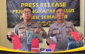 Kapolsek Semampir Kompol Herry Iswanto dan Kasi Humas Polres Pelabuhan Tanjung Perak Iptu Suroto menunjukkan barang bukti kasus pencurian perangkat traffic light di Surabaya.