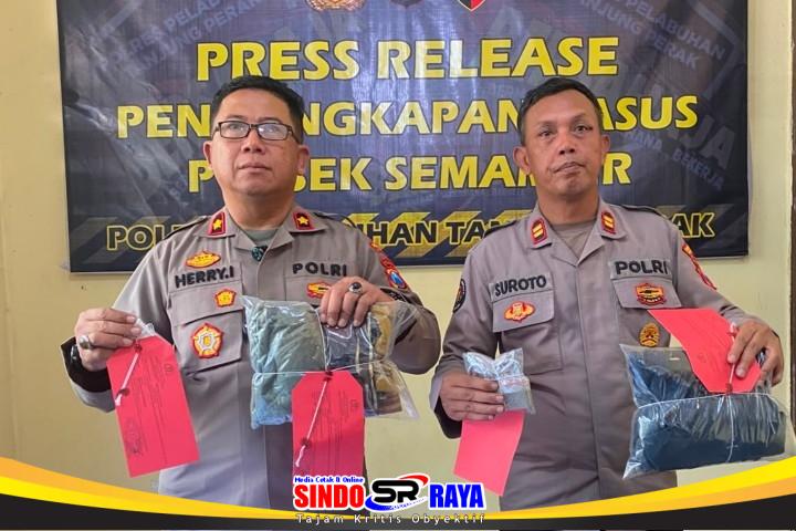 Kapolsek Semampir Kompol Herry Iswanto dan Kasi Humas Polres Pelabuhan Tanjung Perak Iptu Suroto menunjukkan barang bukti kasus pencurian perangkat traffic light di Surabaya.