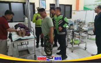 Petugas kepolisian dan tenaga medis menangani korban tabrakan maut dua sepeda motor di Larangan Pamekasan.