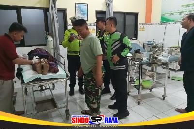 Petugas kepolisian dan tenaga medis menangani korban tabrakan maut dua sepeda motor di Larangan Pamekasan.