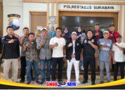 Audiensi KWI Polrestabes Surabaya diakhiri dengan foto bersama Ketua Umum KWI Umar Hayat, anggota KWI, dan Kasihumas AKP Hadi di Mapolrestabes Surabaya.