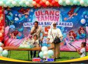 Baihaki Akbar bersama keluarga merayakan ulang tahun ke-5 Salsabila Balqis Akbar di Mikutopia Kota Batu dengan dekorasi tema putri duyung dan kue ulang tahun.